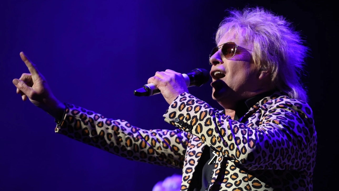 Paul Metcalfe performing as Sir Rod Stewart 